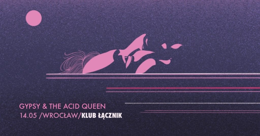 Fioletowo-różowa grafika. Zarys męskiej twarzy z profilu umieszczony centralnie w poziomie, pod spodem poziome linie, w lewym górnym rogu różowe kółko. Napisy: Gypsy & The Acid Queen, 14.05 / Wrocław / Klub Łącznik