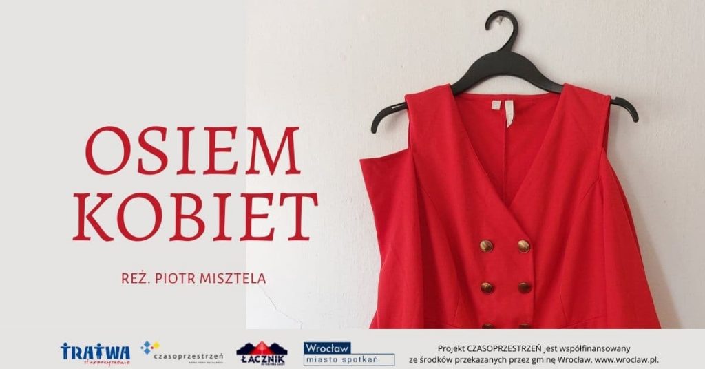 Czerwona sukienka na wieszaku. Logotypy organizatorów. Napisy: Osiem kobiet. Reż. Piotr Misztela.