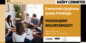 Grafika informująca o poszukiwaniu wolontariuszy z napisem "kawiarenka języka polskiego. poszukujemy wolontariuszy. kiedy? czwartek o godzinie 18, miejsce: sala biała - czasoprzestrzeń." w Na grafice znajduje się zdjęcie grupy ludzi rozmawiających przy stole z kubkami w rękach i siedzących na kanapach.