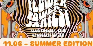 Psychodeliczna grafika informująca o wydarzeniu w kolorach czarno-żółto-białym. Napis "Flower power jam fest. Klub łącznik, 20:00, czasoprzestrzeń. 11.06 - summer edition". Całość grafiki pokrywają szlaczki, mazgajki w paski oraz znajdują się na niej 2 gałki oczne przypominające kwiaty.