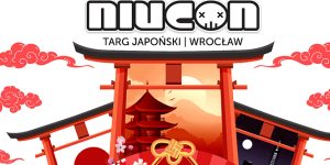 Kolorowa grafika promująca wydarzenie "Niucon". Na górze znajduje się logo "Niucon" z małą czaszką oraz napis "TARG JAPOŃSKI | WROCŁAW". Centralnym elementem są dwie tradycyjne japońskie bramy torii. W lewej bramie widać pagodę na tle zachodzącego słońca, a w prawej nocną panoramę miasta z księżycem. Po bokach unoszą się stylizowane, czerwone chmury. Na dole, na pierwszym planie, umieszczono otwarty, czerwony wachlarz ozdobiony gałązką kwitnącej wiśni oraz fragmentem japońskiej flagi.